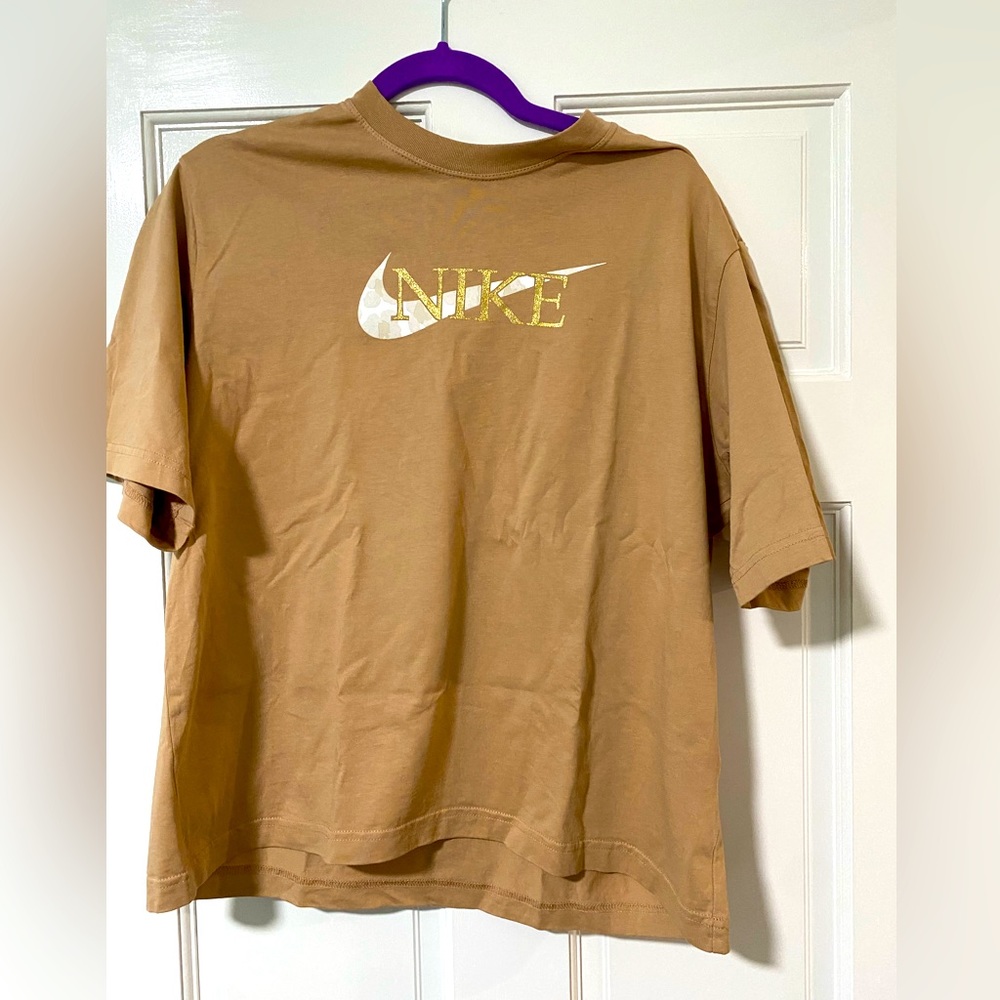 NWOT Nike tee